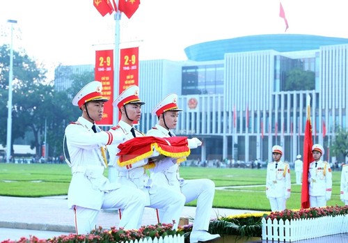 Flag-hoisting ceremony celebrates Vietnam National Day  - ảnh 4