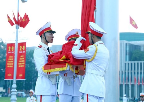 Flag-hoisting ceremony celebrates Vietnam National Day  - ảnh 5