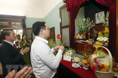 NA Chairman offers incense in tribute to late President Ho Chi Minh - ảnh 1