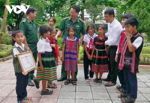 Pupils in border areas honored for excellent academic results  - ảnh 1