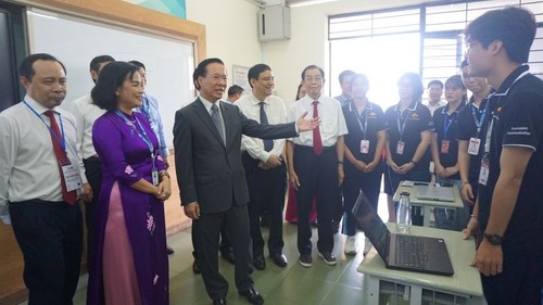 Presidente vietnamita visita a maestros y estudiantes de Universidad de Ciencias Sociales y Humanidades - ảnh 1