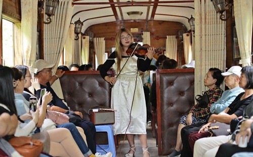 Da Lat offers free music shows on public trains - ảnh 1