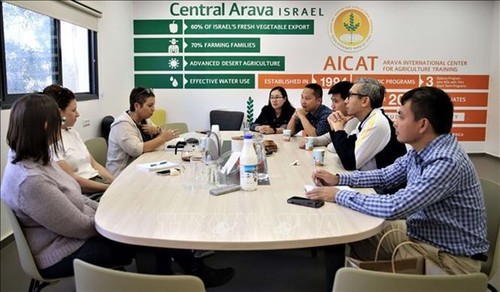 Embassy delegation visits Vietnamese students in Israel - ảnh 1
