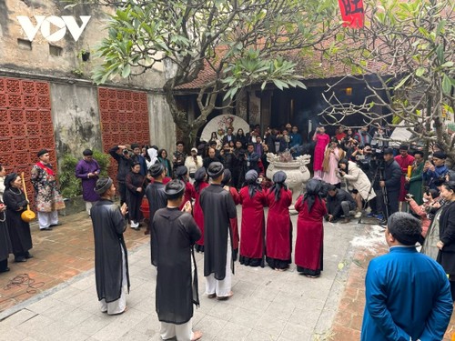 Tet program engages young people in traditional rituals - ảnh 1
