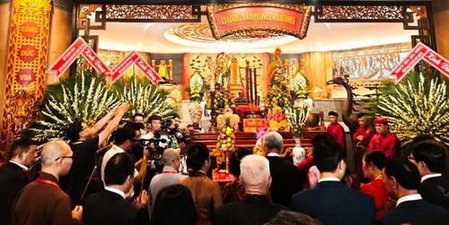 Overseas Vietnamese offer incense to Hung Kings - ảnh 1