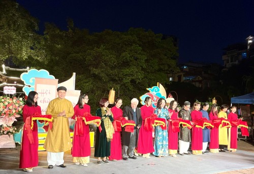 Tradition of learning honored at Spring Calligraphy Festival 2024 - ảnh 1