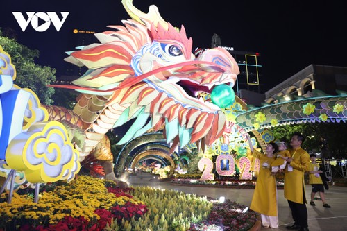 Ho Chi Minh City opens Tet Flower and Book Festival - ảnh 1