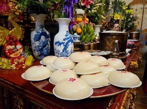 Square, round sticky rice cakes offered to Hung Kings - ảnh 2