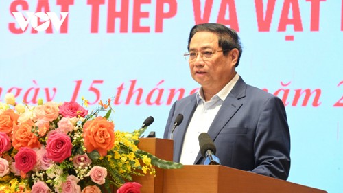 PM chairs meeting to address difficulties in construction material production industry - ảnh 2