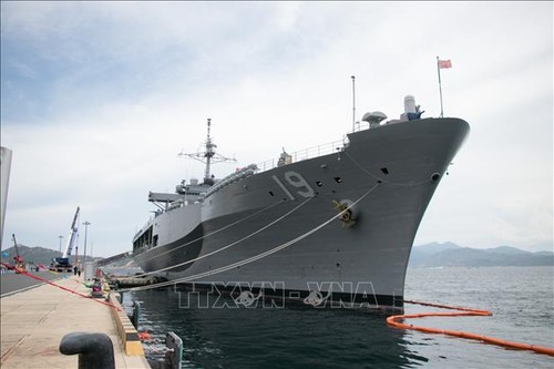 US Navy, Coast Guard ships visit Khanh Hoa province - ảnh 1