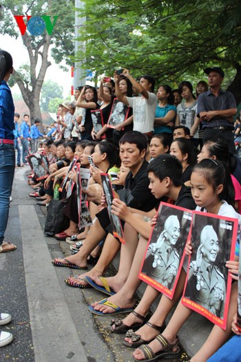 Hanoians pay last respects to General Vo Nguyen Giap - ảnh 4