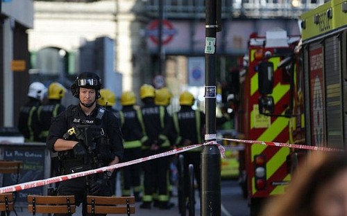Fire spreads from London underground blast - ảnh 1