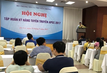  Training course opens for journalists reporting APEC 2017 - ảnh 1