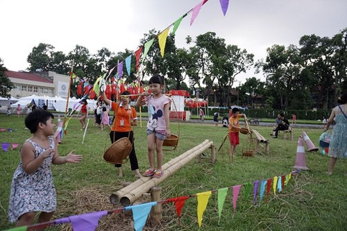  2017 Mid-Autumn Festival entertains children with folk games - ảnh 1