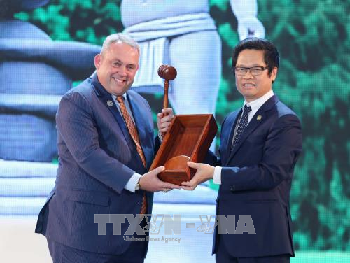  Vietnam hands over APEC CEO Summit’s presidency to Papua New Guinea - ảnh 1
