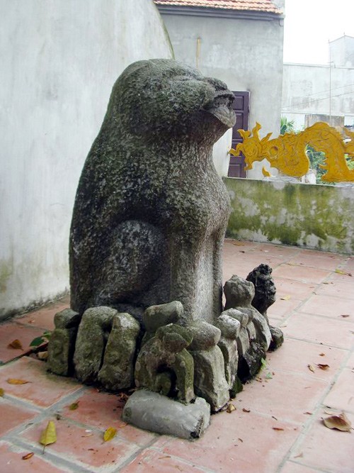 Dich Vi village worships stone dog - ảnh 1