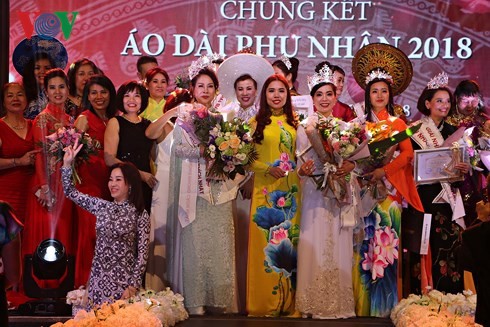 Winners of Mrs. Ao Dai Vietnam Europe 2018 announced - ảnh 1