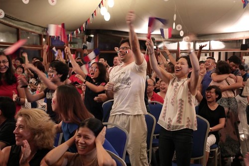 Vietnamese fans celebrate France’s World Cup win - ảnh 1