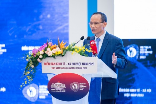 Expert forecasts Vietnam's GDP growth of 4.4 to 6% this year   - ảnh 1