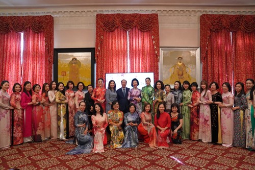 Vietnamese ao dai introduced to friends in the US - ảnh 1