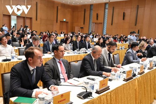 PM meets foreign businesses to address concerns, seize opportunities - ảnh 1