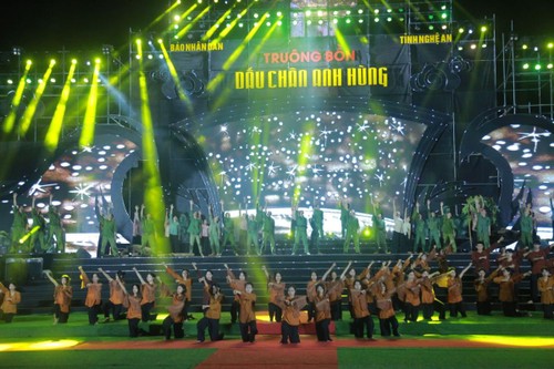Art program marks 55th anniversary of Truong Bon victory - ảnh 1