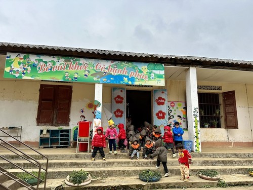Students warmed by community’s care in cold Son La mountain - ảnh 3