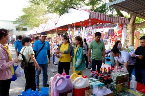 Workers in Tra Vinh province helped to have a warm Tet holiday  - ảnh 1