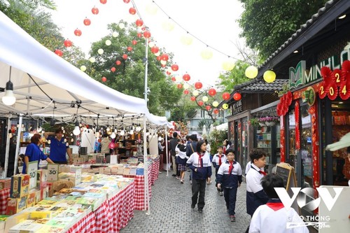 Spring Book Fair 2024 opens in Hanoi - ảnh 1