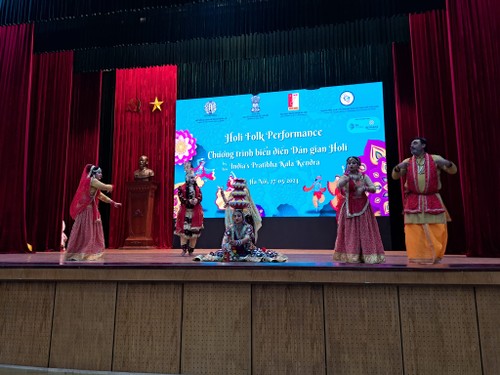 Indian folk-dance troupe on tour of Vietnam - ảnh 1