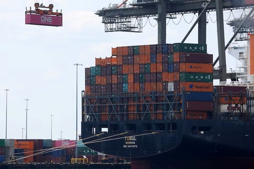 Global trade falls 1.2% in 2023, WTO says - ảnh 1