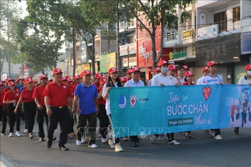 Walk campaign to raise funds for the needy launched in Long An ​ - ảnh 1