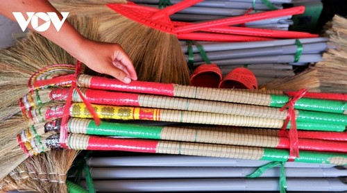 An Giang province’s broom-making village thriving - ảnh 1