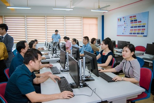 More Vietnamese universities offer courses in semiconductor technology, design - ảnh 2