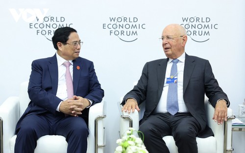 PM chairs discussion with WEF founder, major WEF enterprises  - ảnh 2
