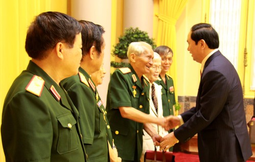 陈大光会见援助老挝越南志愿军和军事专家联谊会 - ảnh 1