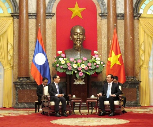 陈大光会见老挝外交部长沙伦赛和老挝驻越大使通沙万 - ảnh 1