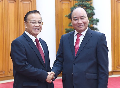 阮春福会见老挝副总理宋迪·隆迪 - ảnh 1