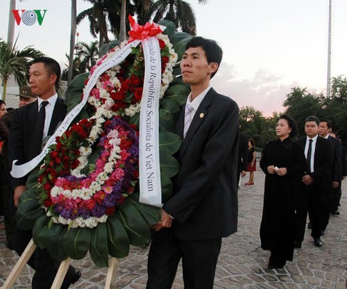 越南党政领导人和人民向菲德尔·卡斯特罗去世表示沉痛哀悼 - ảnh 8