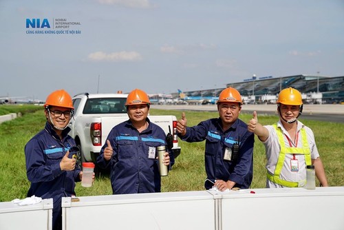 Chùm ảnh: Nhân viên sân bay Nội Bài đẫm mồ hôi làm việc giữa nắng thiêu đốt - ảnh 18