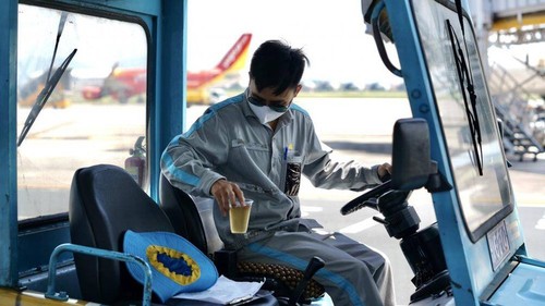 Chùm ảnh: Nhân viên sân bay Nội Bài đẫm mồ hôi làm việc giữa nắng thiêu đốt - ảnh 7