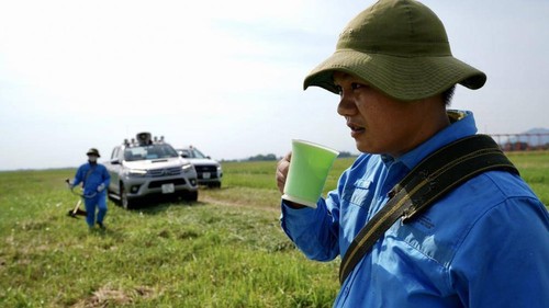 Chùm ảnh: Nhân viên sân bay Nội Bài đẫm mồ hôi làm việc giữa nắng thiêu đốt - ảnh 9