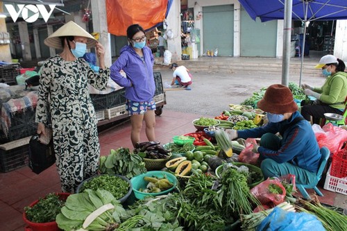 Chợ Nại Hiên Đông, Đà Nẵng mở cửa trở lại sau khi bị phong toả - ảnh 4
