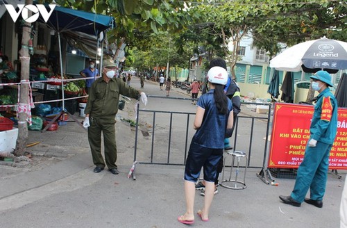 Chợ Nại Hiên Đông, Đà Nẵng mở cửa trở lại sau khi bị phong toả - ảnh 8