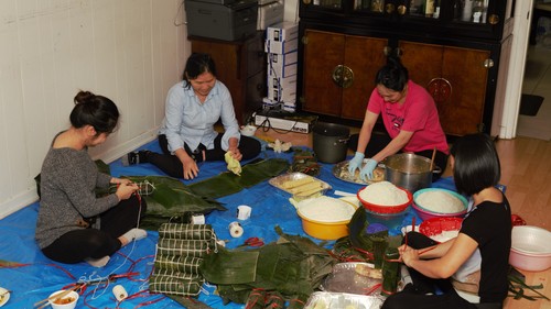 Người Việt tại Canada gói bánh Tét gây quỹ ủng hộ đồng bào miền Trung Việt Nam - ảnh 1