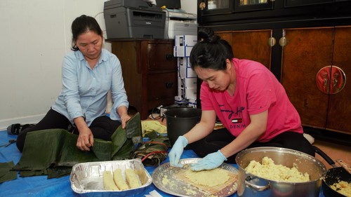 Người Việt tại Canada gói bánh Tét gây quỹ ủng hộ đồng bào miền Trung Việt Nam - ảnh 7