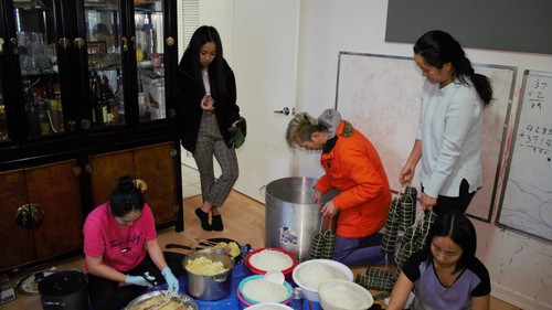 Người Việt tại Canada gói bánh Tét gây quỹ ủng hộ đồng bào miền Trung Việt Nam - ảnh 8