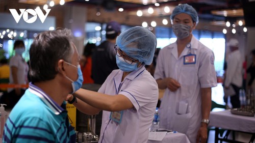 Hàng ngàn công nhân tại TP.HCM tiêm vaccine Covid-19 - ảnh 9