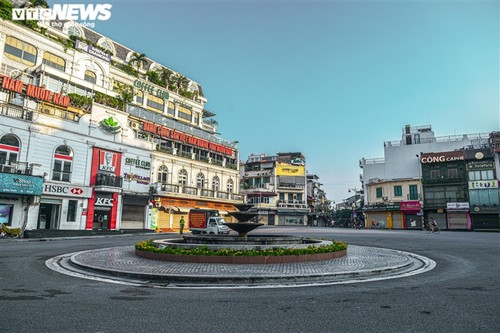 Đường phố Hà Nội vắng bóng người trong ngày đầu giãn cách xã hội theo Chỉ thị 16 - ảnh 1