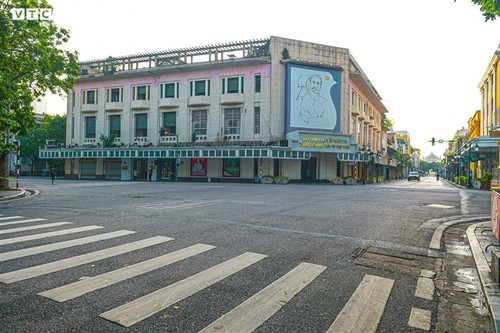 Đường phố Hà Nội vắng bóng người trong ngày đầu giãn cách xã hội theo Chỉ thị 16 - ảnh 2